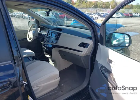 2011 Toyota Sienna Le V6 z USA, uszkodzony, nr VIN 5TDKK3DC2BS033400